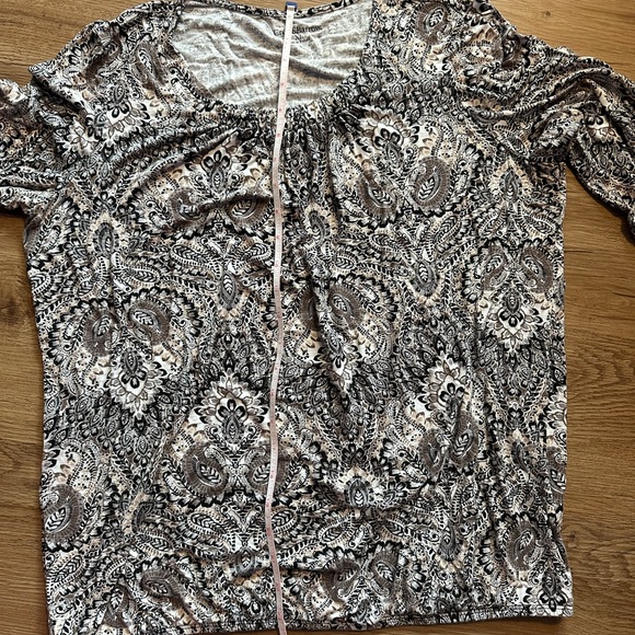 Craft & Barrow Womens top in black,tan and white print. 3/4 sleeves. - Picture 7 of 7